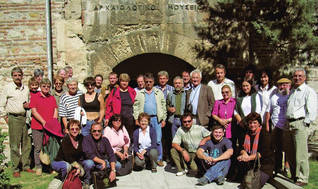 vi Участниците в конференцията пред Археологическия музей на Серес, 1 октомври 2004 г. Οι συμμετέχοντες στο συνέδριο μπροστά από το Αρχαιολογικό μουσείο στις Σέρρες, 1 Οκτωβρίου 2004.