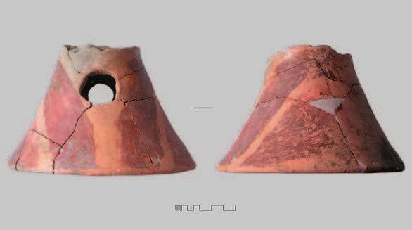 Georgiev. Fig. 74. Sector Topolnica, Phase II. Clay bowl with a hollow foot from. House nr. 2. Photo K. Georgiev. a b 0 5 cm Fig. 75.