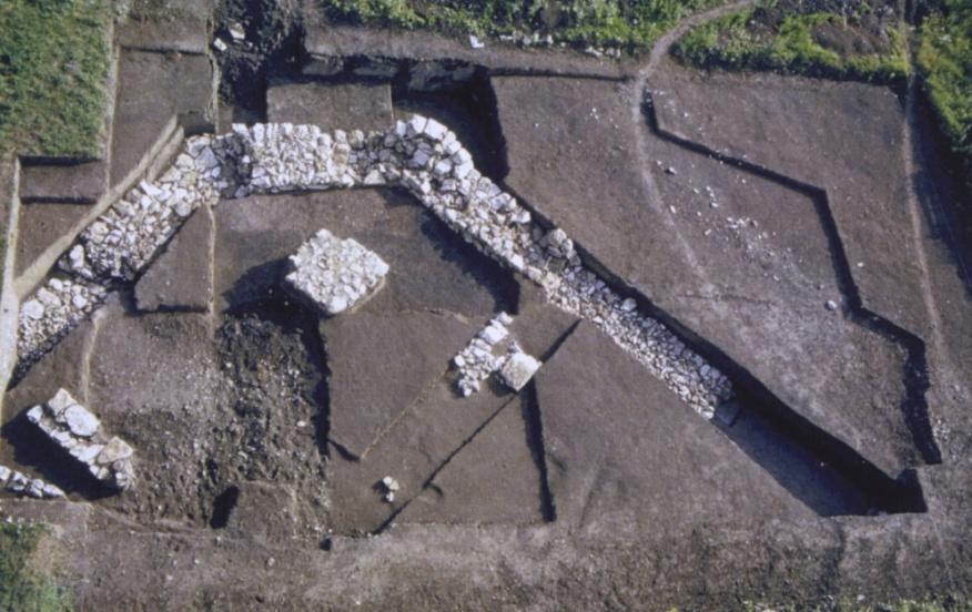 Glede na tri staroslovanske grobove, ki ležijo in situ zahodno od objekta, Baš sklepa, da so bile zunanje prstene stene visoke približno 3 m, notranje pa približno 1,5 m, kar je bilo običajno pri