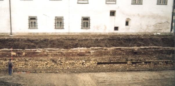 Leta 1996 so pri strojnem izkopu za gradnjo podvoza ob minoritskem samostanu razkrili in deloma že poškodovali dobršen del mestnega obzidja (sl. 25).