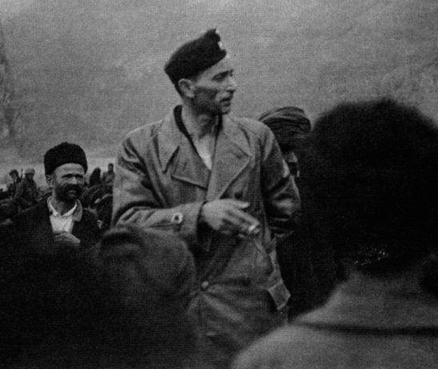Ustaški pukovnik Jure Francetić u Bosni (poginuo potkraj prosinca 1942. u selu Močila kraj Slunja) branstva. Za obuku je bila ustanovljena oružnička škola koja je trajala šest mjeseci.