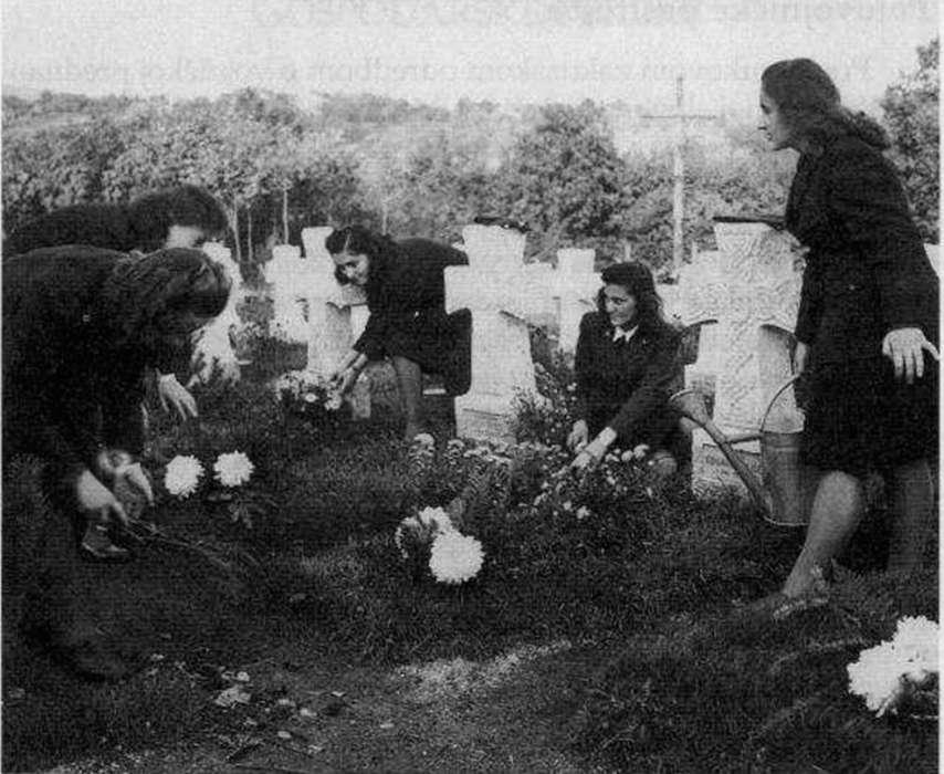 Ženska ustaška mladež uređuje groblje poginulih ustaša za Dan mrtvih 1942. oružanih snaga NDH, ali ima svog posebnog zapovjednika. Potkraj 1943.