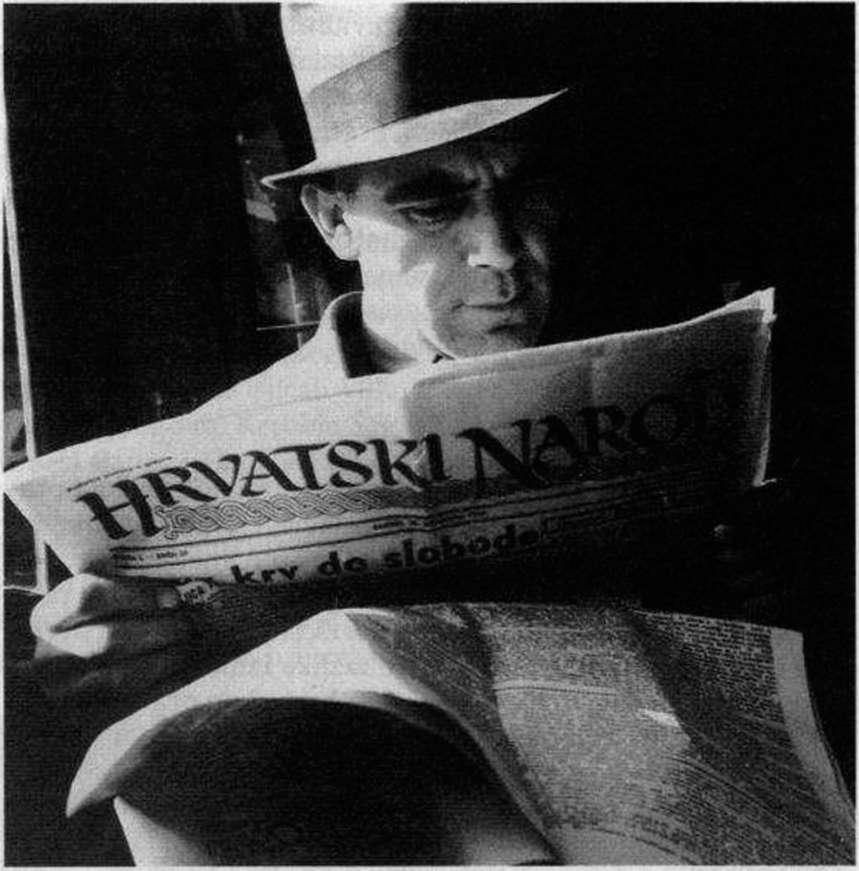 140 Hrvoje Matković: POVIJEST NEZAVISNE DRŽAVE HRVATSKE Tošo Dabac: Čitatelj Hrvatskog naroda u tramvaju 1941. (Iz knjige Zagreb 1941-1945. Darka Sagraka, 1995.