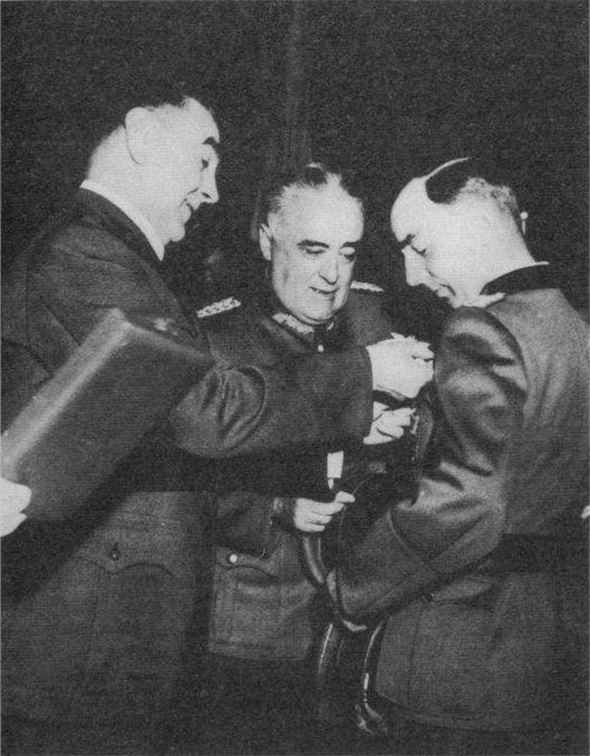 Akcija 167 Pavelić odlikuje njemačkog časnika u nazočnosti generala Von Horstenaua dne glasine, da je Budak hrvatski nacionalist i književnik, pa kao književnik visoko cijeni kulturna dobra Italije.