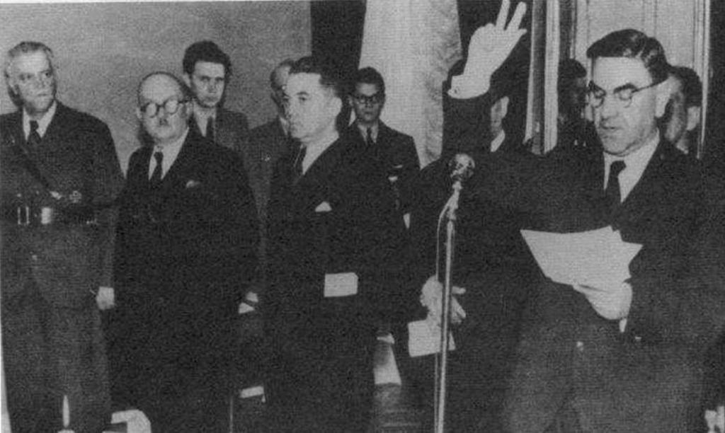 66 Hrvoje Matković: POVIJEST NEZAVISNE DRŽAVE HRVATSKE u Zagreb. Dana 15. travnja 1941. oko 4 sata ujutro Pavelić je s pratnjom napokon stigao u Zagreb.