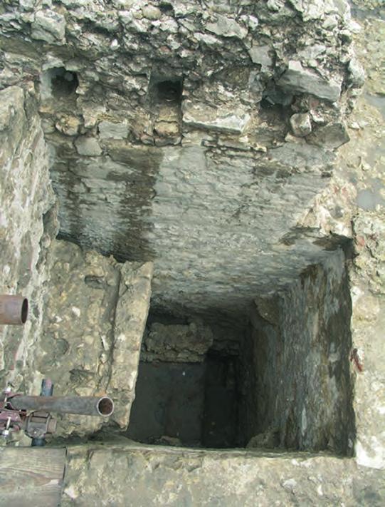 МАРКО ПОПОВИЋ Сл. 2. Кула V унутрашњост, изглед после археолошких ископавања зидани темељ.