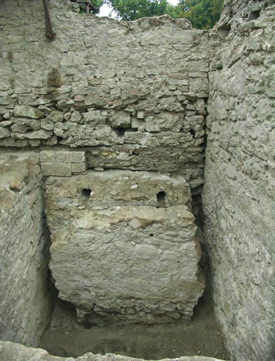 Ширина темељног рова, на чијем дну је такође уочена малтерна кошуљица, код фронталног зида куле износи око 0,70 m.