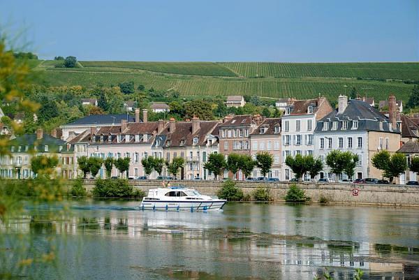 15:30 - Visit of Joigny Joigny, a village between the forest, river and vineyards will charm you with its architecture.