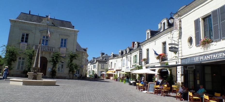 S u p e r i o r h o t e l s a n d c h a r m i n g g u e s t h o u s e s c h a m b r e s d h o t e s d u c h a r m e La place du Fontevraud Carefully-selected accommodation based on knowing our