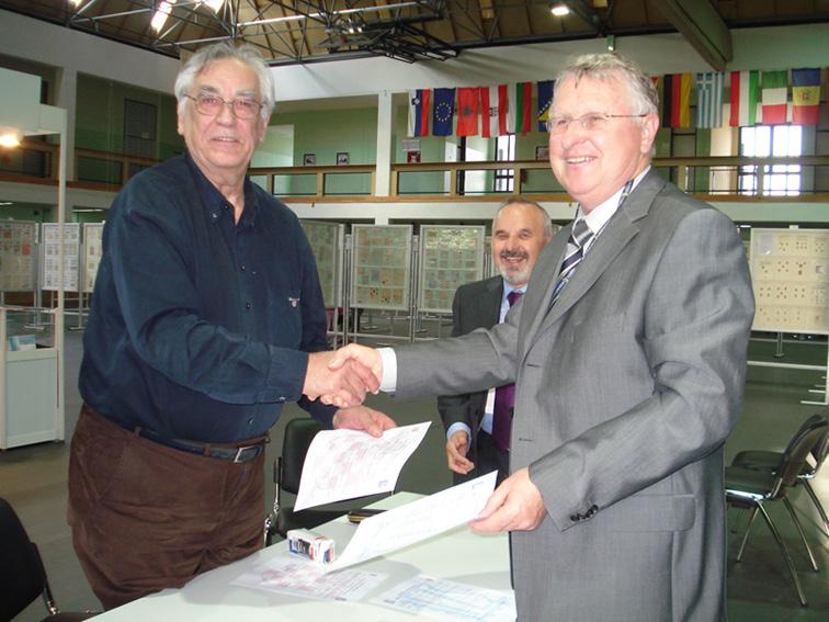 Sodelovanje HFS in FZS v praksi Na mednarodni razstavi Maribofila 2012 sta predsednika Hrvaške in slovenske filatelistične zveze Mladen Vilfan in Igor Pirc podpisala Dogovor o sodelovanju obeh
