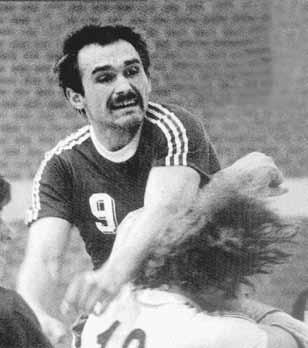 godine, sjajan pucač, ljevak velike siline udarca pred kojim su pucale i najbolje obrane. Rukomet je počeo igrati u našičkom Partizanu, a od 1976. igrao je za bjelovarski Partizan.
