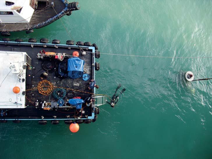 Due to bad weather and a current of up to three knots it was decided that, rather than using the flexible mobdocks, the entire operation would be performed underwater and in the wet.
