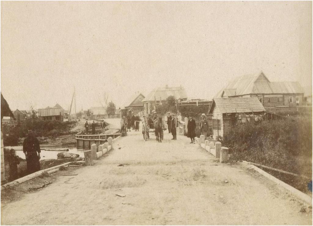 MIKI, M. Figure 3. Vladimirovka village in Karafuto. Many Russian log houses stood side by side, and we can find few Japanese houses. The road was unsurfaced.