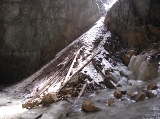 Meritve potekajo tako, da se izmeri razdaljo med ledom in koncem plastične cevi, ki se z vijakom uvijači v nosilec v jamski steni.