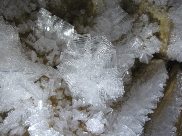 A B C Č Slika 3: Vodni led v Jespi (A). Ledeni stebri v Snežni jami na Raduhi (B, vir: Jamarski klub črni galeb Prebold).