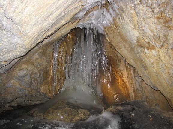 Menjavanje vodnega (temne proge) in ledu nastalega iz snega v Veliki eldeni jami v Paradani (Č).