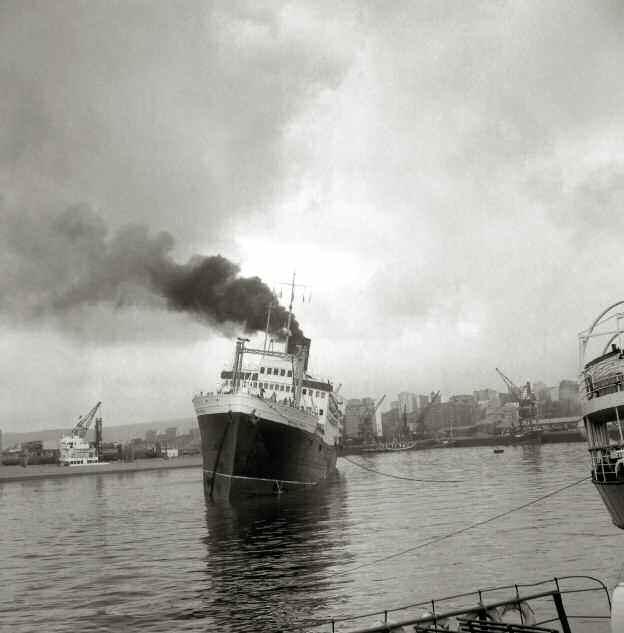 Barco que chega ao porto da Coruña
