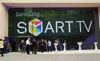 godinu po prvi puta nude Samsungov "Smart HUB", jednostavan sustav izbornika za povezivanje, pretraživanje i uživanje u širokoj paleti audio/video sadržaja.