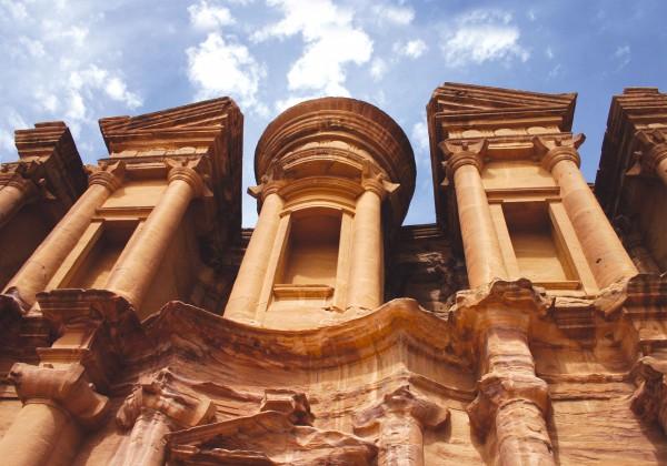 Day 11 : Rose City of Petra To discover the archaeological treasures of Petra, we first take a walk through the winding cleft in the rock that is known as the Siq, before reaching the awe-inspiring