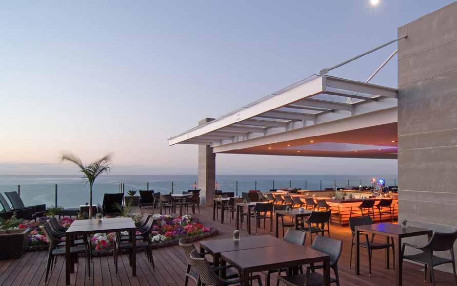 RESTAURANTS Os Arcos restaurant has showcooking and magnificent bufetts of breakfast and dinner; Just like the lobby bar, with live music, which heads over to the pool bar in the warmer days and
