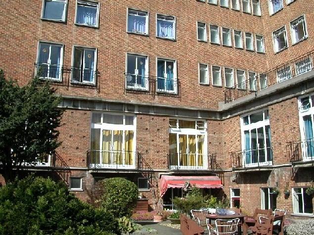 Name: King s College Location: ZONE 2; Quiet area of London Hampstead close to the restaurants/shops and within walking distance of LSI and Hampstead Heath Park Rooms: Single w/washbasins Bathroom:
