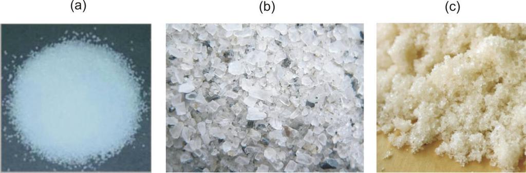 V naravi je natrijev klorid na voljo raztopljen v morjih in oceanih, v trdi obliki pa se pojavlja v velikih skladih kamene soli ali halita, ki so nastali v mezozoiku iz izsušenih slanih jezer ali
