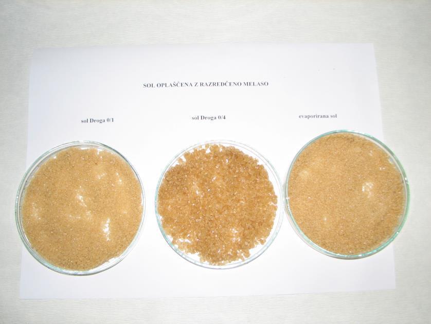 Slika 16: Sol, oplaščena z razredčeno melaso (Vir: Švegl, 2006) Melasa, ki popolnoma oplašči posamezna zrna soli, prepreči neposreden stik med njimi.