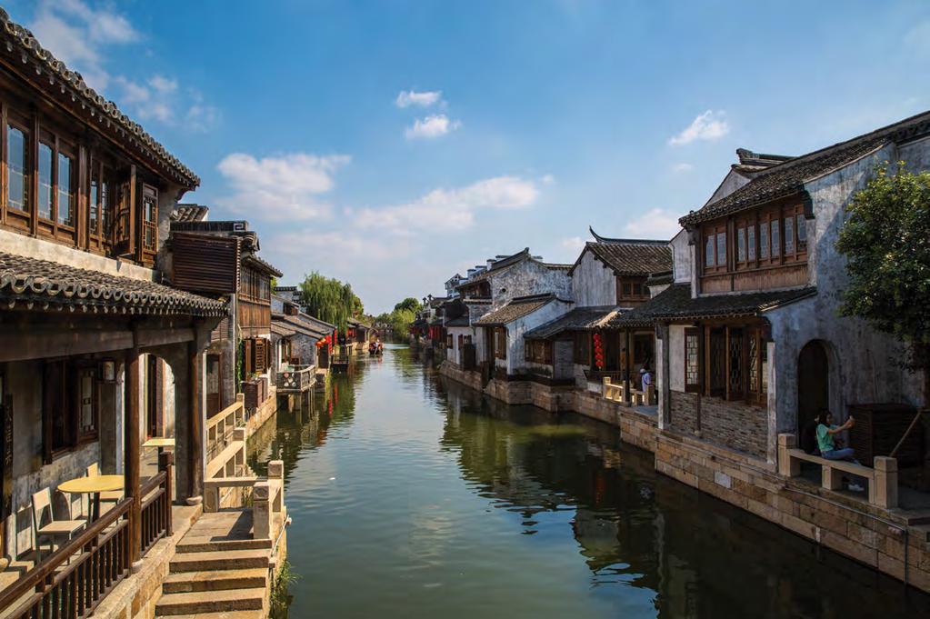 Lined with colonial architectures of European design, it is the best place to capture the strolling along the bustling shopping district, Nanjing Road.