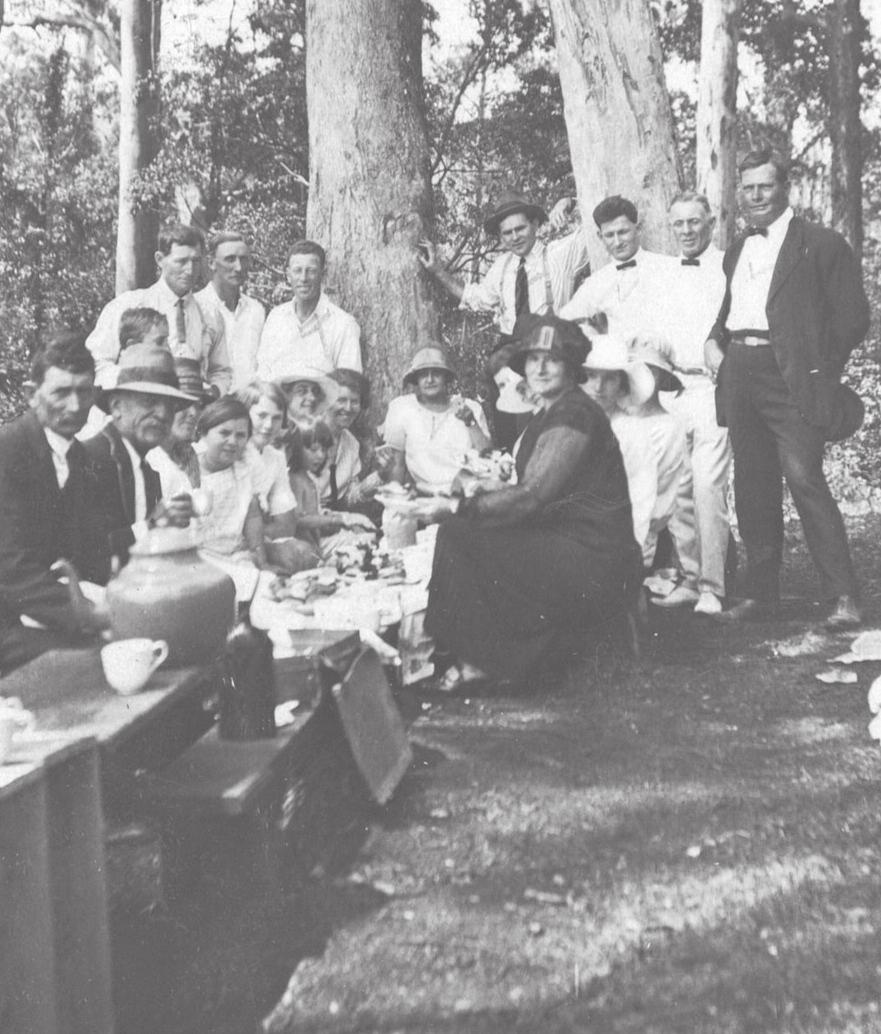 Above: Boiling water for tea in a kerosene tin. L-r: Mr R.S. (Sandy) McNab, Mr Arthur Best, Mr Tim Best, unknown, unknown. (Ginna Seawright) Above right: Mr R.S. McNab transported four of the ladies to the picnic in his 1923 Overland.