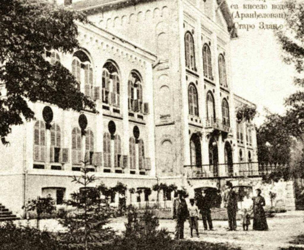 Дух романтизма Великог конака Хотел Старо здање грађен је у периоду од 1868. до 1872. године по пројекту државног архитекте Косте Шрепловића.