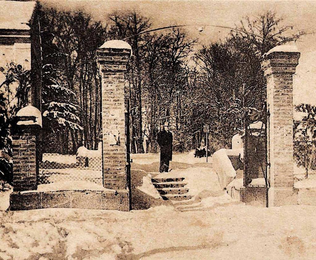 Употпуњавање садржаја Шарена капија око 1930. године Gate Sarenakapija around 1930 Упоредо са радовима на Старом здању бановинска управа је предузела и радове на врху Букуље где је 1933.