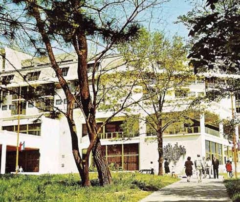 Борко Новаковић, који је за овај пројекат добио и Октобарску награду града Београда. Хотел је имао шест спратова и паркинг површине 2 250 м 2. Почетком 1977.