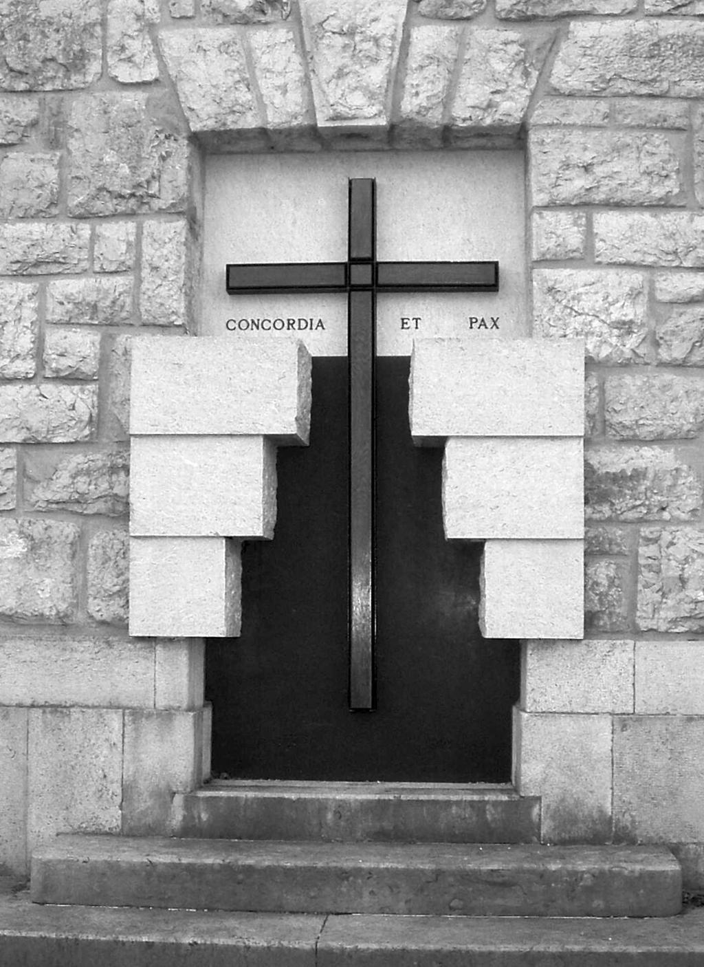 strani in organizira različne spravne slovesnosti ob zgodovinskih simbolih, npr. na Sabotinu. Na Sveti gori so leta 1995 postavili skupno tablo za vse žrtve, ubite, padle itn.