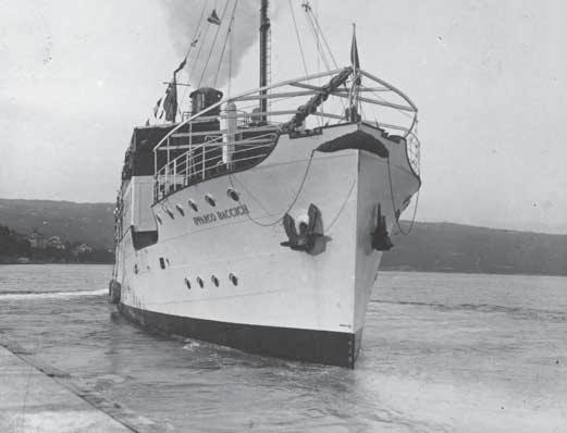 Bila je povezana s koncernom Cosulich iz Trsta, a početkom tridesetih je godina pojačala svoju flotu kupnjom šest modernih motornih brodova. Adria je kao samostalna kompanija djelovala sve do 1937.