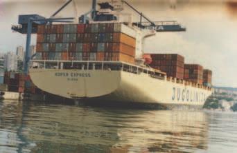 A objašnjenje o kontejnerašima, jedinicama TEU, tramperima i sličnom možemo naći i u romanima naših pomoraca, kao što je ovo: Motorni brod Sarajevo Express - Jugolinija / Croatia Line, PPMHP Što je