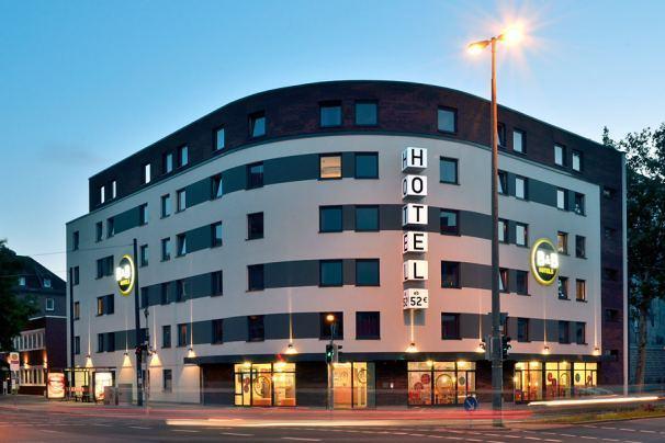 B&B Hotel Bremen This modern and friendly designed hotel is located only 4 minutes walking distance to the central station.