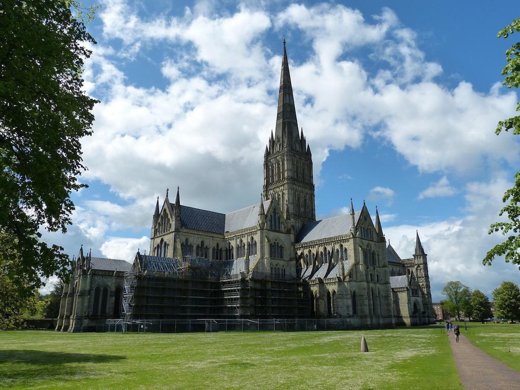 8. Salisbury Cathedral Salisbury Cathedral was completed at Old Sarum in 1092 under the first Bishop of Salisbury, and is a stunning example of early English architecture.