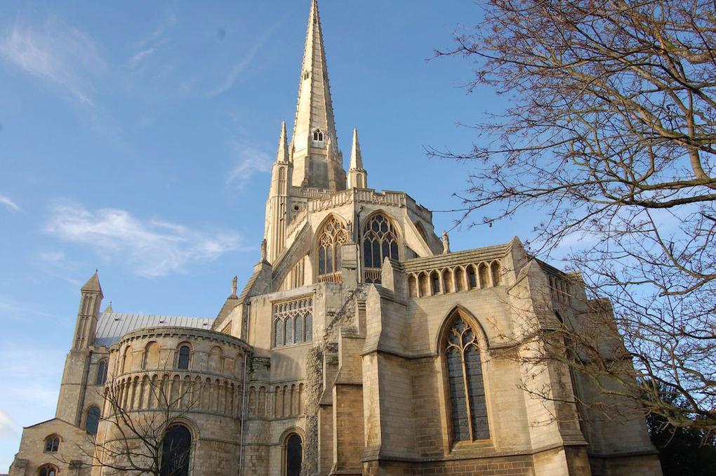15. Norwich Cathedral Construction on Norwich Cathedral began in 1096, constructed originally out of flint and mortar, but aced with a cream colored Caen limestone.