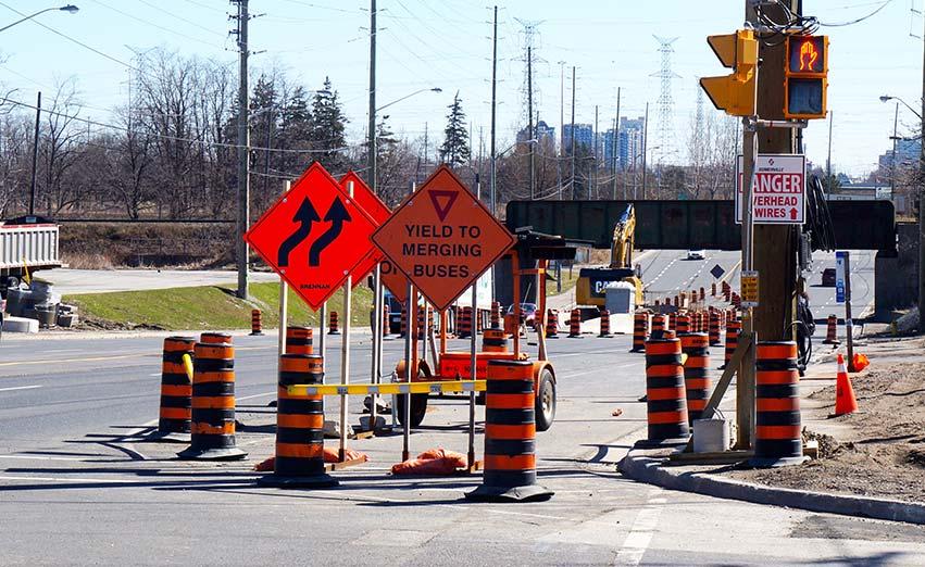 VivaNext Construction Mitigation Ensure YRT/Viva service continues to be reliable during rapidway construction: Make schedule and operational adjustments in construction corridors Operate additional