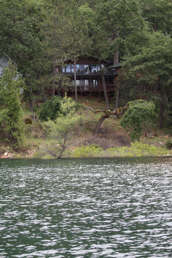 We are one of the few neighborhoods of homes that are in the Sugarloaf area and this house is the only one available for rent that we know of currently right on the lake.