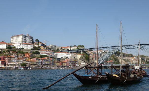 Radial tour Porto TOUR DESCRIPTION Sun tour Porto charming, crazy and unforgettable. Look forward to Porto, one of the oldest European cities, which is idyllically situated at the mouth of the Douro.