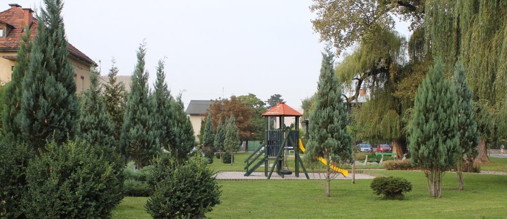 55 Slika 22: Otroško igrišče v Toscaninijevem parku ob Jamovi cesti, Ljubljana 5.3 OTROŠKO IGRIŠČE NA TABORU Igrišče se nahaja na zelenici pred hotelom Park na Taboru, urejeno je bilo leta 2012.