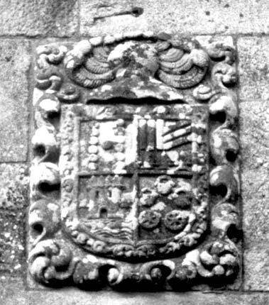 Similar no esencial a esta pedra armeira existe outra na Casa Grande Val (Santo André do mesmo nome), situada nunha esquina da torre.