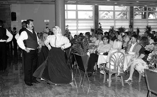 MZ Dorjan Maruši~. Elda Viler (z leve) je sre~anje obogatila s svojim koncertom.