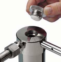 This makes pouring in the sample easier, and the sample can be refilled without removing the tube connection to the pressure source. Leak-proof sealing is achieved by hand-tightening the closing ring.