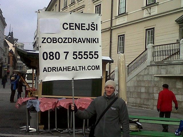 Slika broj 3: Reklamiranje usluge 2.3 Primjer 3, nove poslovne mogućnosti Mladić reklamira zubarske usluge u Ljubljani, broj koji treba nazvati je besplatni telefon 080 7 55555 radi dogovora.