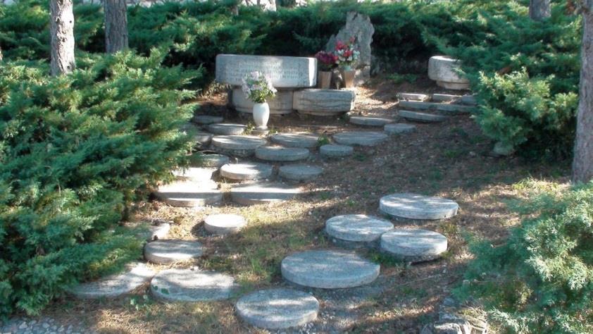 Spomen kosturnica koja se nalazi na groblju u Kraljevici posvećena je 74 pala borca narodnooslobodilačke borbe iz svih krajeva Jugoslavije. Dovršena je 1978. godine, a njezina autorica je Maša Uravić.