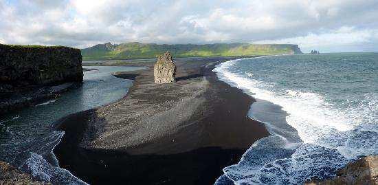 na otoku Islandu, i najjužniji rt Islanda gdje je jedna od najljepših plaža svijeta od crnog pijeska Dyrhólaey. 5.8.3. Dyrhólaey plaža Slika 2. Plaža Dyrhólaey Izvor: http://www.tripadvisor.