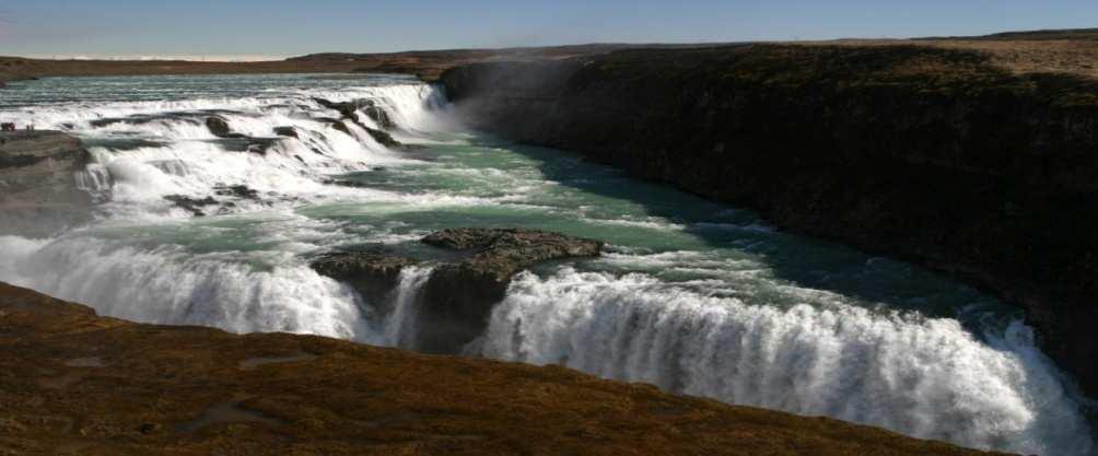 7.1.2. Slapovi Površinske tekućice na Islandu, dakle rijeke i bujice, teku uglavnom po podlozi nepropusnih stijena u geološki razlomljenom krajoliku pa je Island prepun slapova.