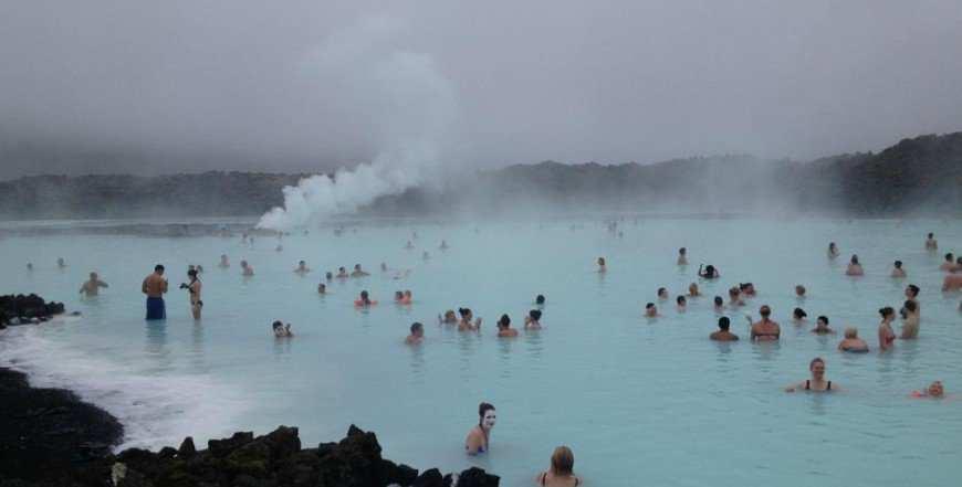 7.1.4.Vruća geotermalna voda Geotermalna je energija nešto po čemu je Island poznat u cijelom svijetu. Turisti su prepoznali privlačnost vruće vode.